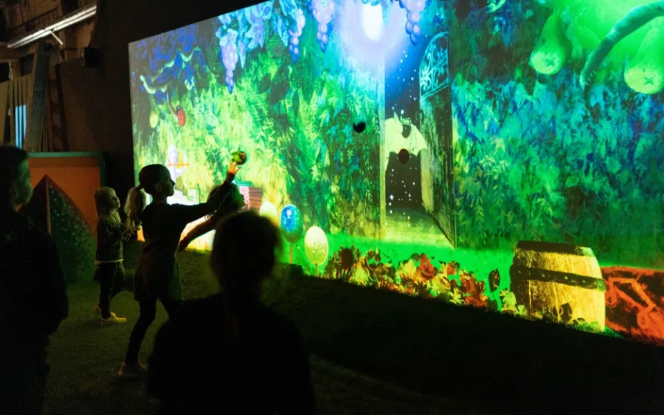 Nejslavnější dětská kniha Jiřího Trnky rozkvétá v rámci hravé expozice v DEPO2015