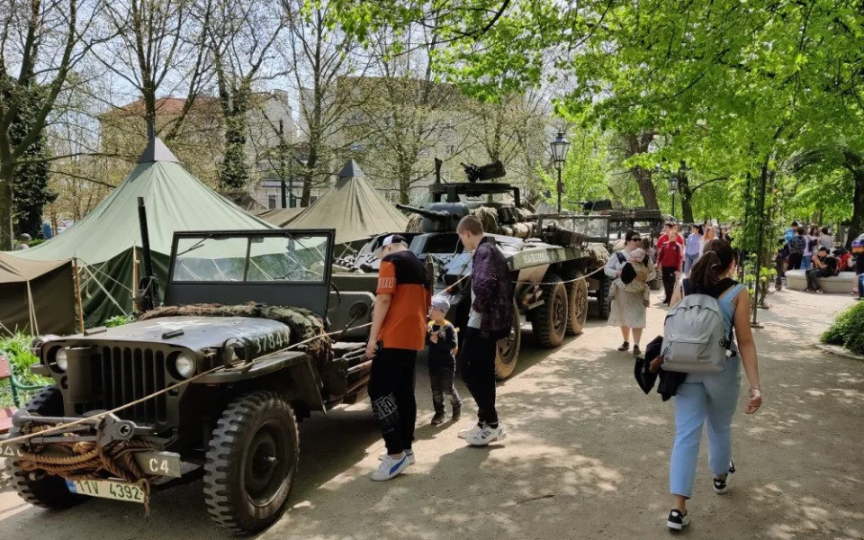 FOTO: Plzeň ožívá Slavnostmi svobody, historickou techniku obdivují davy lidí