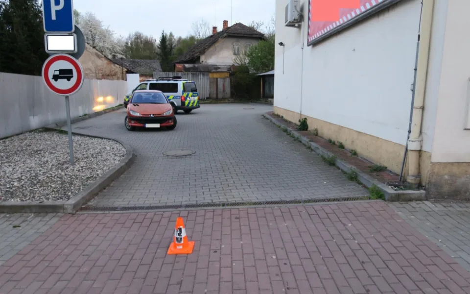 Muž na elektrokoloběžce se zranil při střetu s osobákem. Nikomu neřekl své jméno a odjel, hledá ho policie
