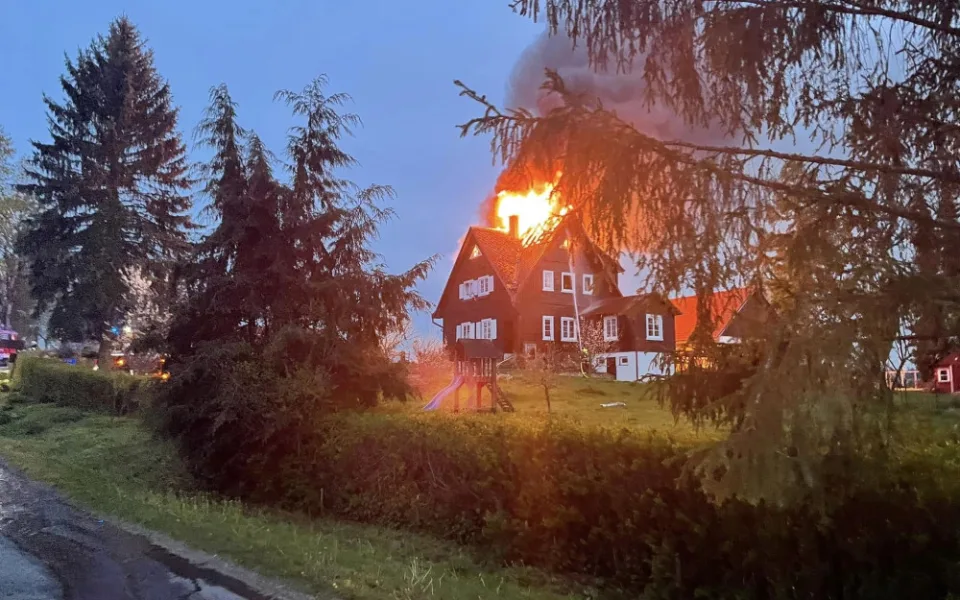 FOTO, VIDEO: Hasiči bojovali s rozsáhlým požárem vyšší dřevěné budovy, škoda bude přes milion