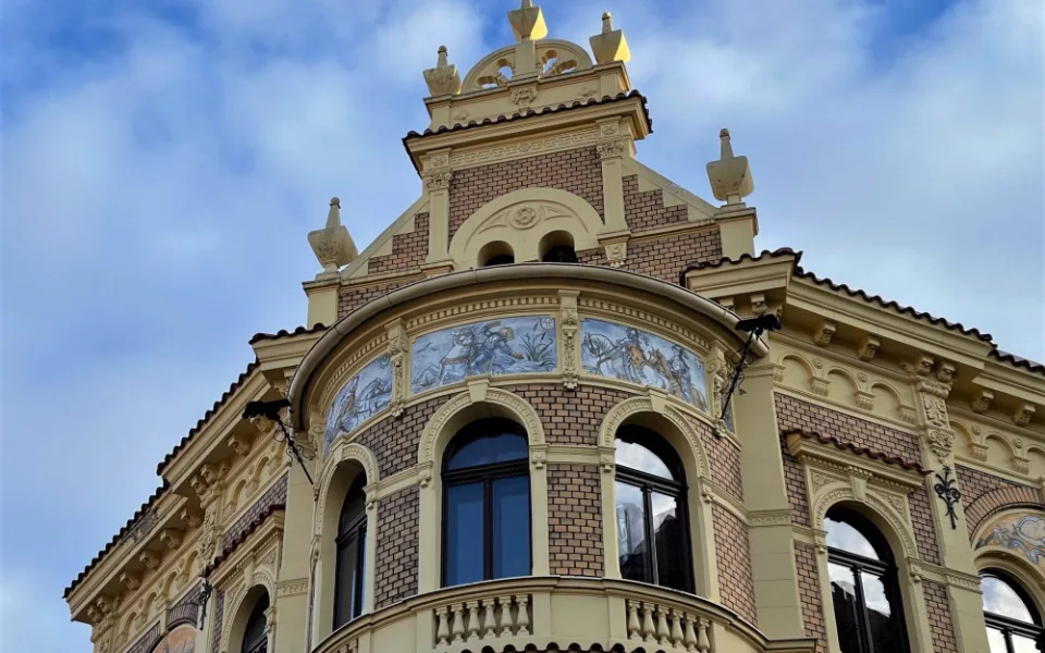 Dům s Alšovými sgrafity na rohu ulic Jagellonská a Petákovasbor nebo domy se sgrafity Mikoláše Alše se dočkají opravy, město přispěje více než milionem korun