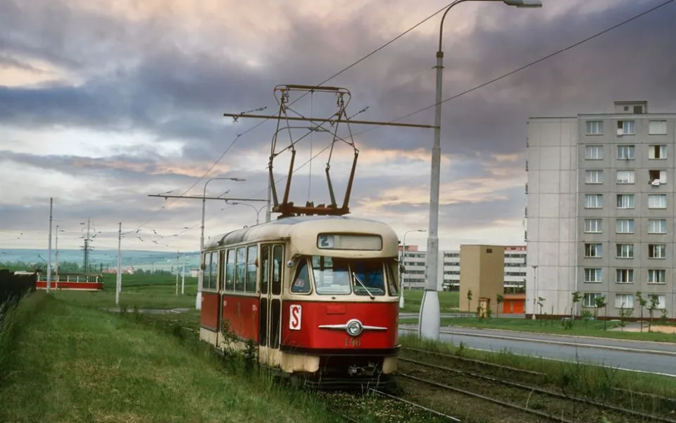 Tramvajemi do Skvrňan začali jezdit cestující před 50 lety, dopravní podnik k výročí nasadí historické