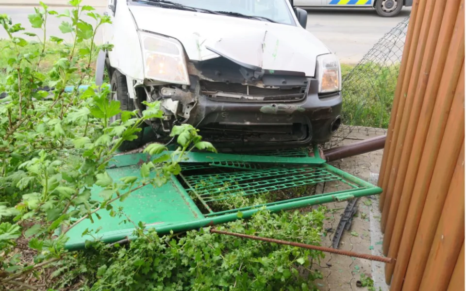 Muž se zákazem řízení si před jízdou dal sedm piv, velkého panáka a pak proletěl plotem