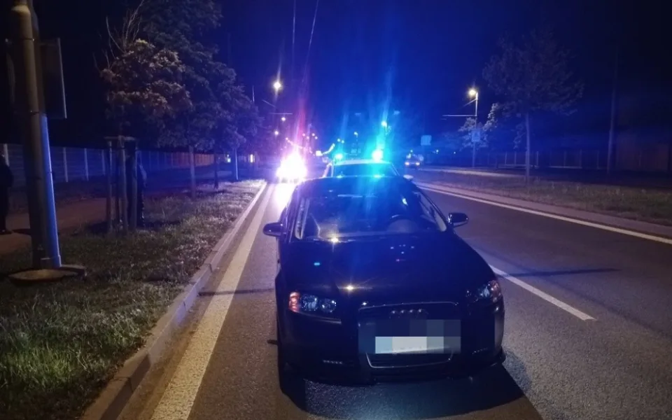 Vypil jsem pár piv a pohádal se s manželkou, vysvětloval policistům řidič Audi, který navíc ignoroval značky