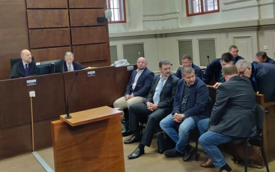 Na lavici obžalovaných Tomáš Grímm na snímku vlevo vedle Romana Berbra