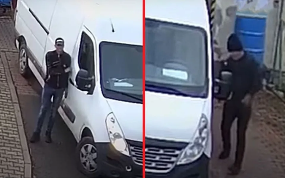 Kamera zachytila při akci dva pachatele, na místo činu přijeli v dodávce s kradenou značkou