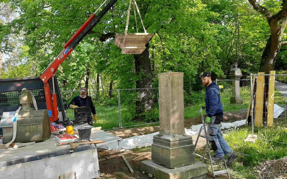 Obnova Husových sadů a Kalvárie v Rokycanech je v plném proudu, město přemístilo zastavení křížové cesty