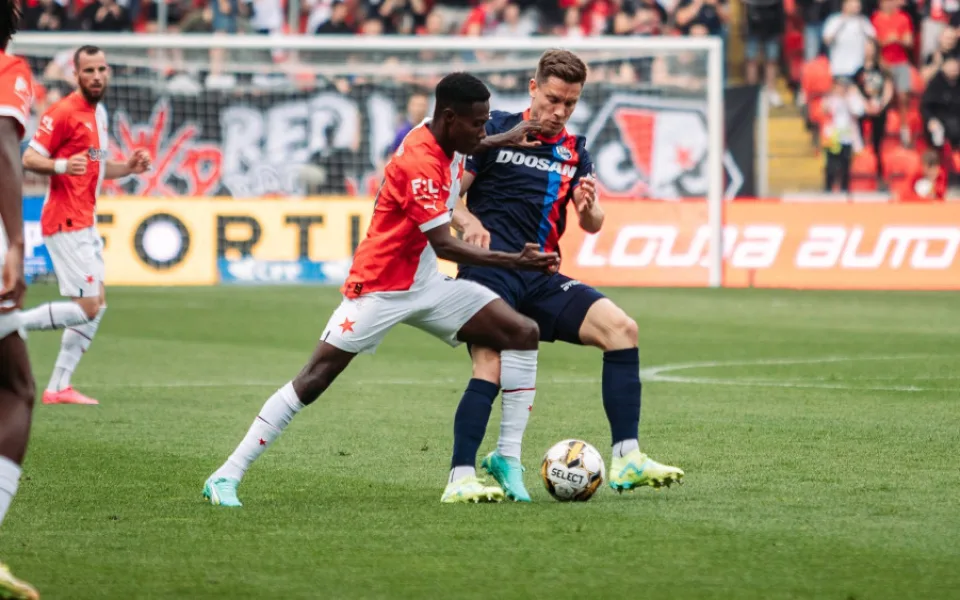 Fotbalisté Slavie porazili na domácím hřišti Plzeň 2:1. Západočeši nevyhráli v nejvyšší soutěži popáté za sebou
