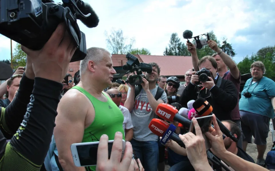 Jiří Kajínek při jeho slavném odchodu po propuštění z vězení
