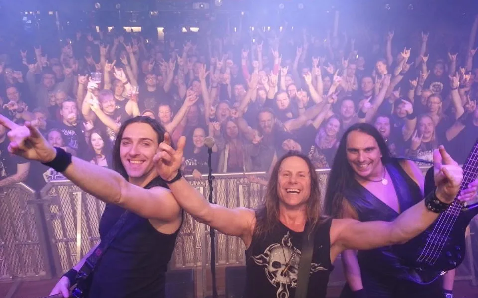 Zpěvák Chris Bay se letos stane tradičním kmotrem zvířete v plzeňské zoo v rámci festivalu Metalfest. Na snímku uprostřed se členy skupiny Freedom Call