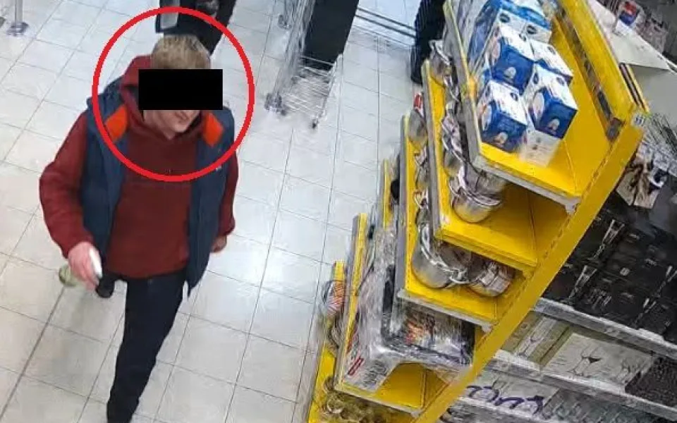 Muž napomenul výtržníky uvnitř obchodu a za to schytal surový výprask. Po totožnosti útočníka pátrala policie