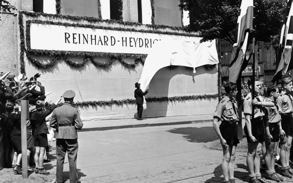 Na boku plzeňského kostela Sboru Karla Farského byl odhalen velký nápis Reinhard Heydrich Strasse