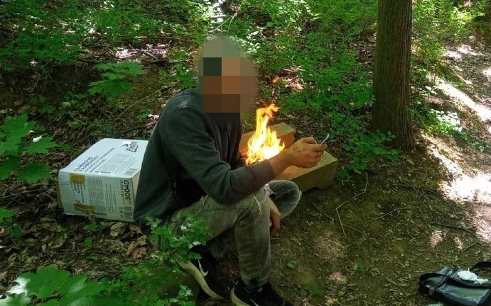 Cizinec ignoroval zákaz rozdělávání ohňů a udělal si táborák v lesoparku, výstraha před požáry přitom stále platí