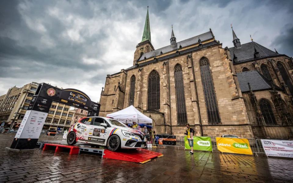 Již zítra odstartuje z náměstí Republiky 17. ročník automobilové rallye, přihlásilo se přes 100 posádek