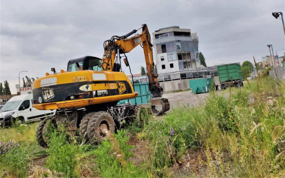 Skleněnému peklu už definitivně zvoní hrana, začíná vyklízení největší černé stavby před zahájením demolice