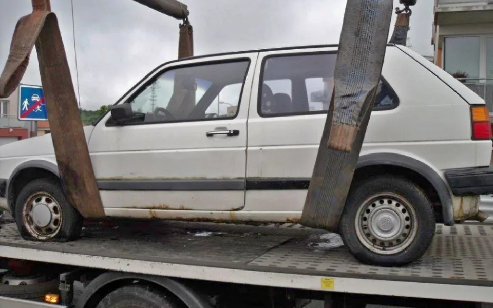 Obvod pomáhá s ekologickou likvidací aut, díky tomu se na ulici nehromadí odstavené autovraky