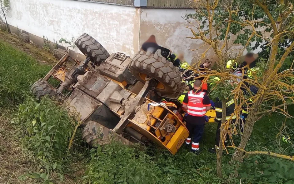 Těžké zranění utrpěl senior, který se při práci převrátil s manipulátorem. Zřítil se z prudkého srázu