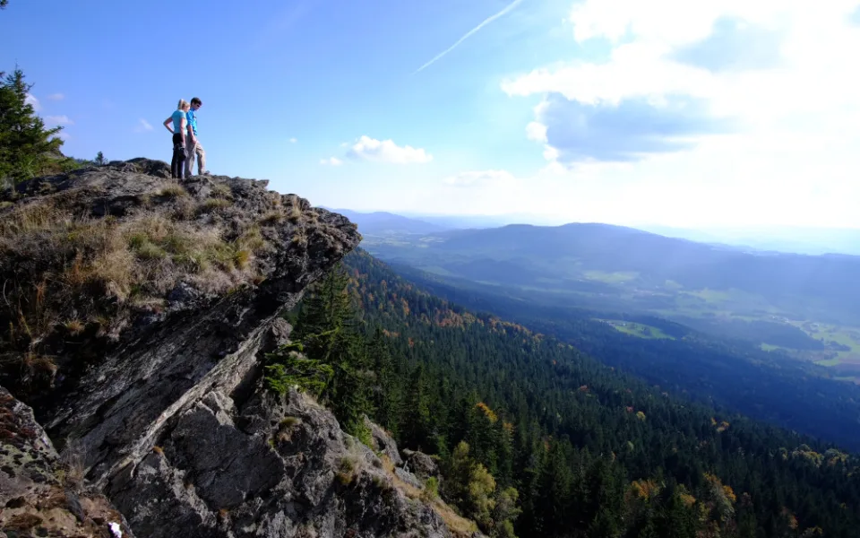 Z hřebene Kaitersberg je úchvatný výhled do údolí. To vše jen 88 km od Plzně