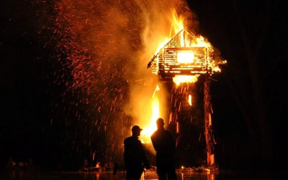 Totální destrukci ikonické chaloupky na mostním pilíři spatří lidé ve filmu na festivalu ve Varech