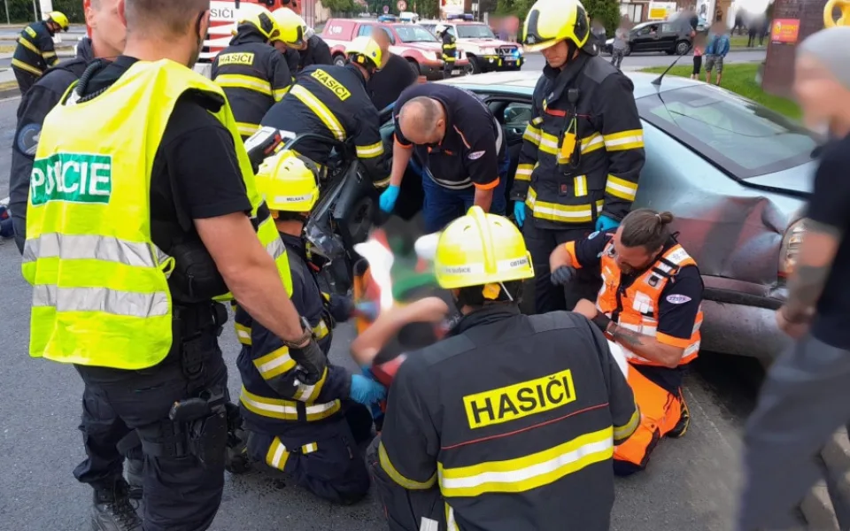 Řidič měl v těle tři promile alkoholu, když způsobil vážnou nehodu. Sám utrpěl vážné zranění