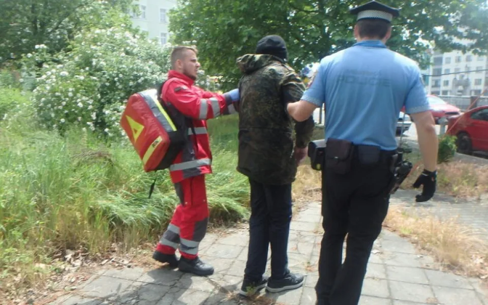 Pomočený muž bezvládně ležel v mokré trávě a stěžoval si, že několik dní nejedl