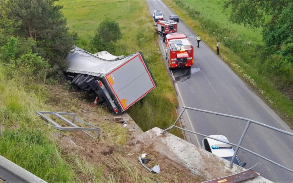 Kamion se zřítil z prudkého srázu po střetu s osobním automobilem odstaveným na okraji dálnice D5