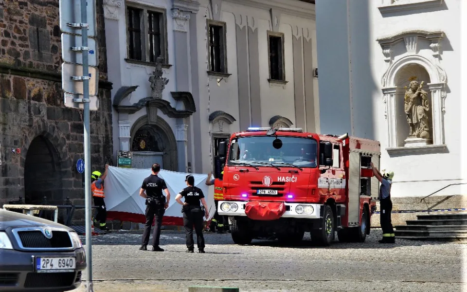 Po dalším tragickém skoku z Černé věže lidé vášnivě diskutují na téma, zda by se měl uzavřít ochoz mříží
