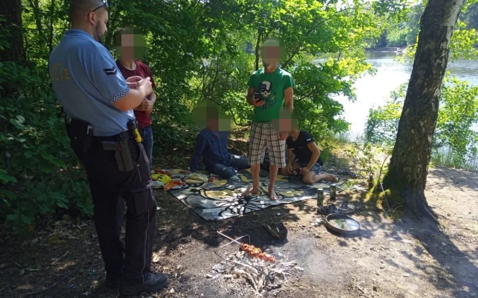 Mladý cizinec si i přes zákaz opékal s kamarády špízy na břehu rybníka, prý to viděl dělat i ostatní
