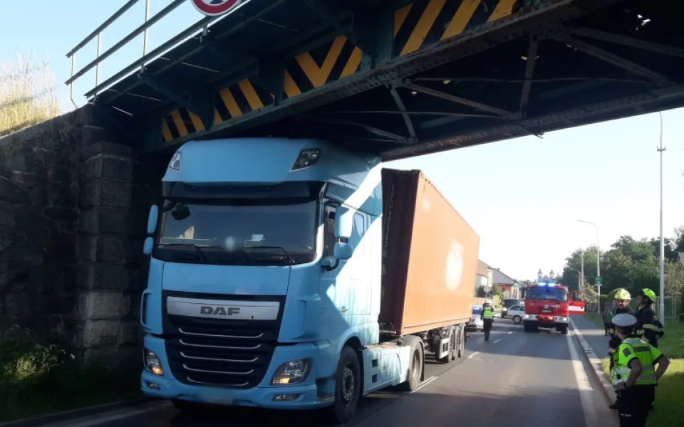 Klatovská gilotina si připsala další skalp, nepozorný řidič kamionu se zasekl viaduktem