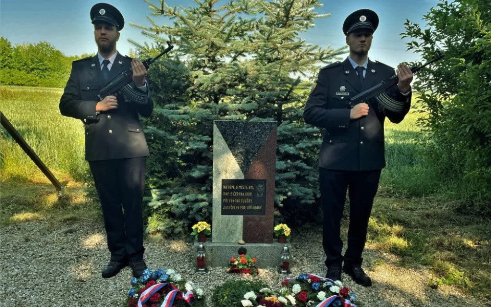 Policista zahynul při krvavé přestřelce s obávaným srbským gangsterem. Na tragédii vzpomínali policisté u památníku