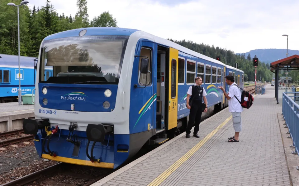 Cestujícím mezi Plzeňským, Jihočeským krajem a Bavorskem vystačí jedna jízdenka