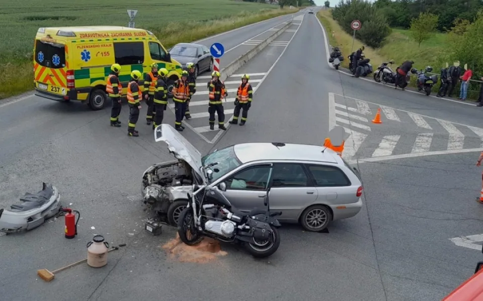 Jezdec na motocyklu značky Harley Davidson narazil do protijedoucího automobilu a utrpěl těžké zranění