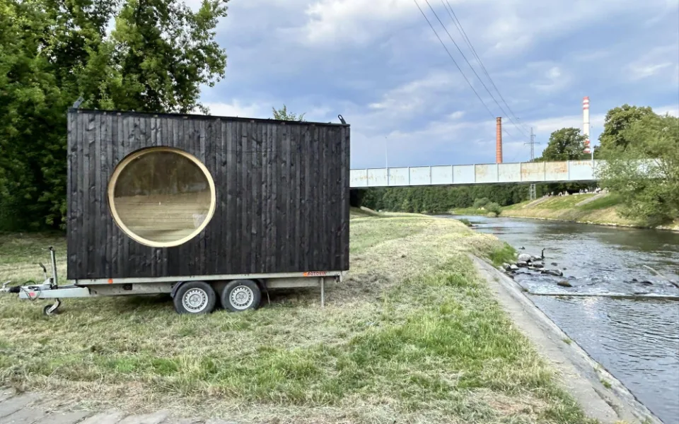 Unikátní pojízdná sauna zaparkovala na soutoku Mže s Radbuzou, Plzeňané ji mohou přes víkend otestovat