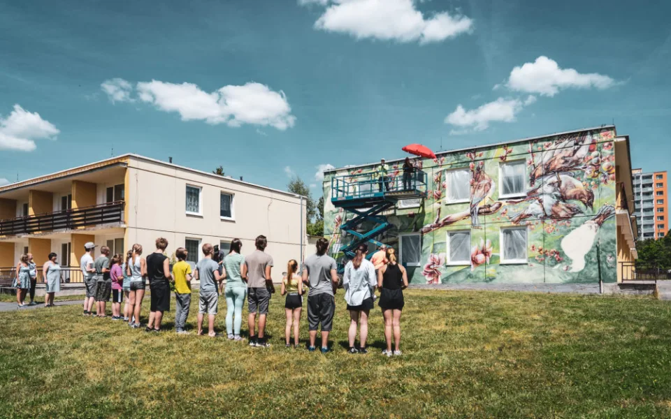 Obří malby umělců z festivalu Wallz opět rozzáří i vybarví nevzhledné a šedé plochy plzeňských objektů
