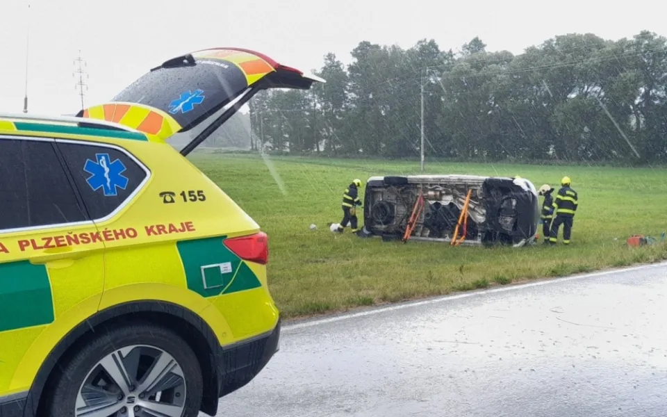 Dodávka se dvěma dospělými a sedmi dětmi vylétla ze silnice a skončila na boku v poli