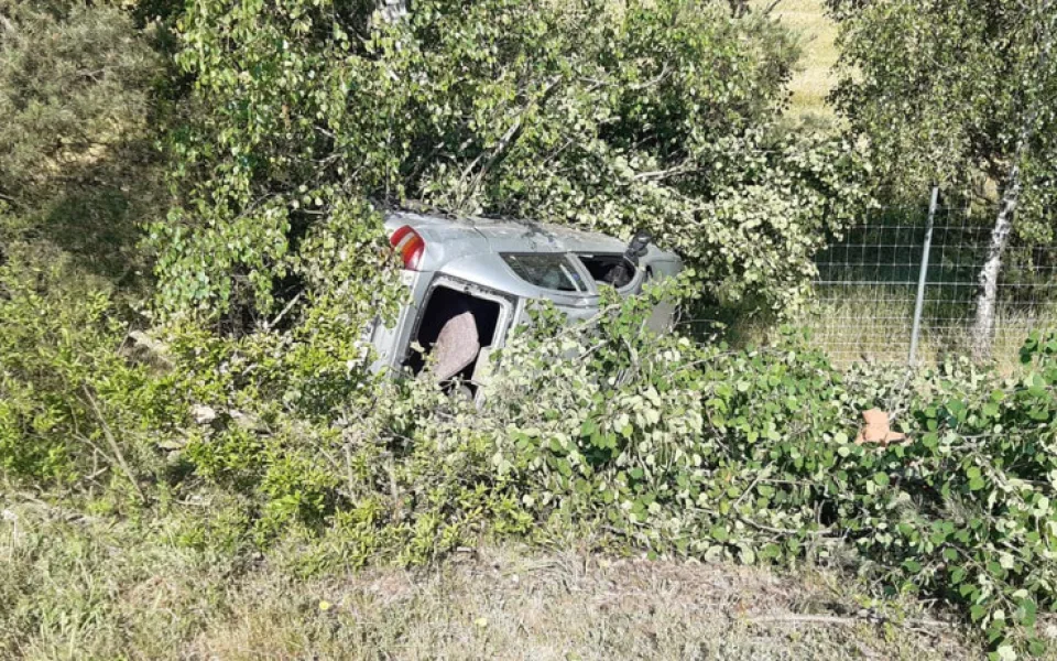 Jeden mrtvý a čtyři zranění, tragické nehodě na dálnici D5 předcházel náraz do svodidel ve vysoké rychlosti