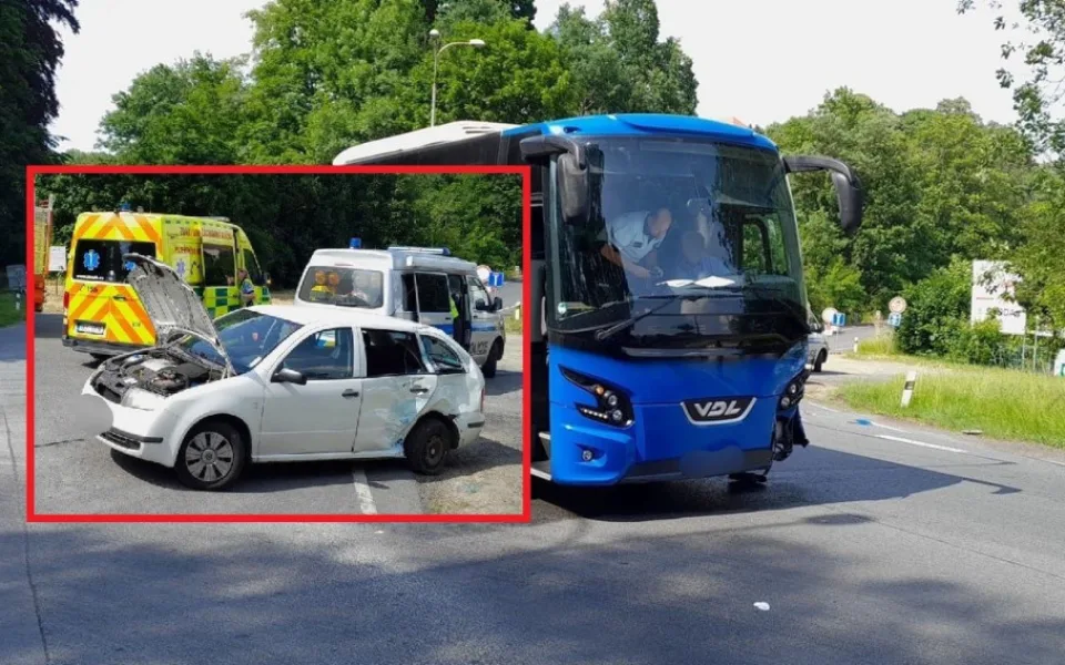 Autobus plný dětí se na křižovatce střetl s osobním automobilem. Jeho řidička nedala přednost v jízdě