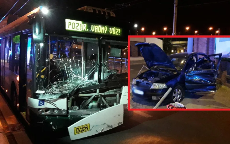 Trolejbus po střetu odmrštil osobní automobil přes chodník a zábradlí až na zeď s billboardem. Dva lidé se zranili
