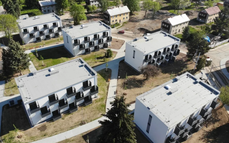 Loni město Plzeň dokončilo stavbu těchto 18 nových třípodlažních domů v lokalitě Zátiší