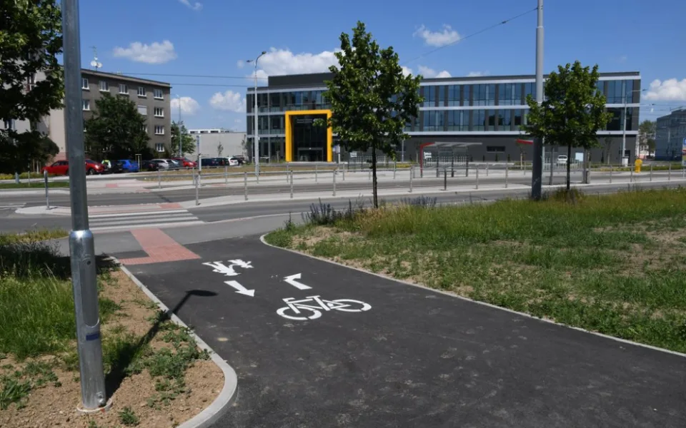 Chybějící cyklistické propojení ze Slovanské aleje do Šeříkové je hotové