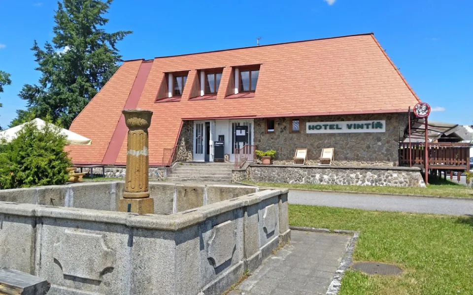 Hotel Vintíř s kašnou
