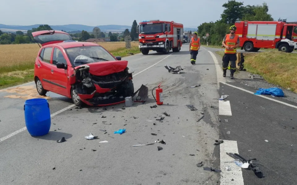 Střet dvou osobáků zkomplikoval dopravu na hlavním tahu z Plzni na Klatovy