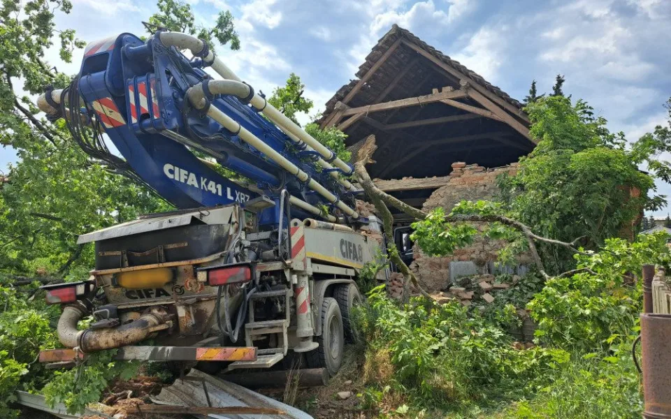 Automobilová pumpa na beton projela stodolou, řidič na místě zemřel