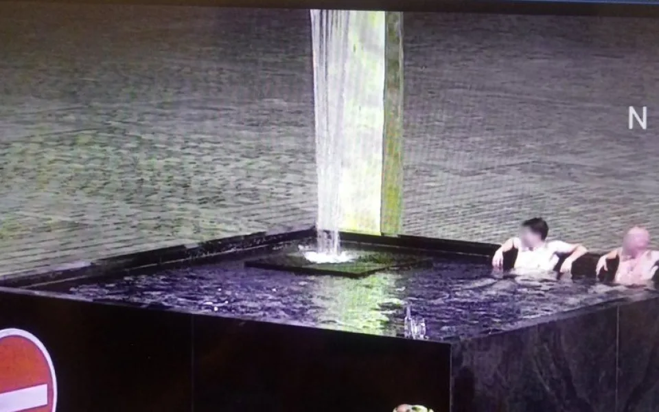 VIDEO: Dvojice mužů vesele dováděla v kašně na náměstí, udělala si z ní hydromasážní vanu