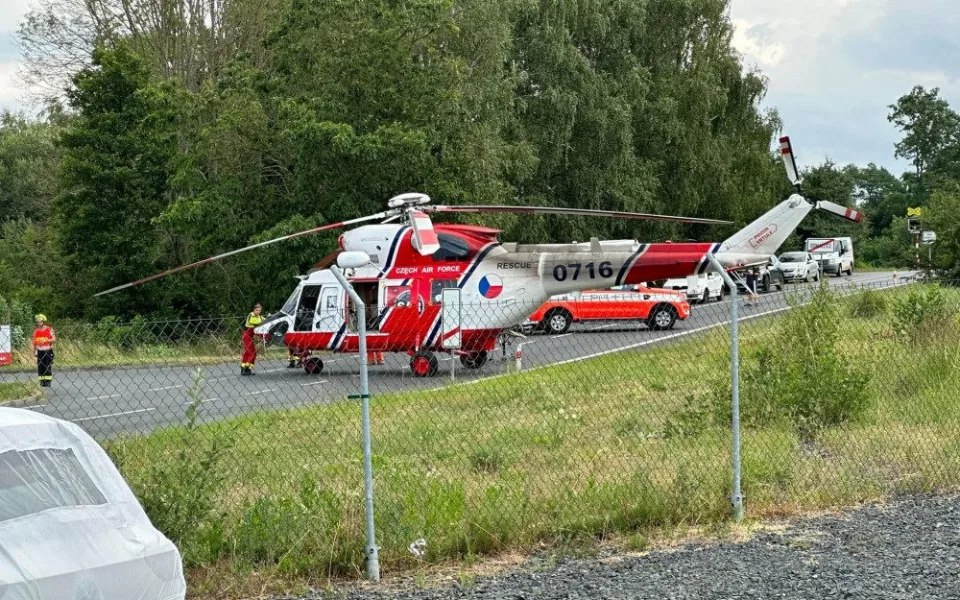 Na místě vážné nehody zasahovali pozemní záchranáři i vrtulník letecké záchranné služby
