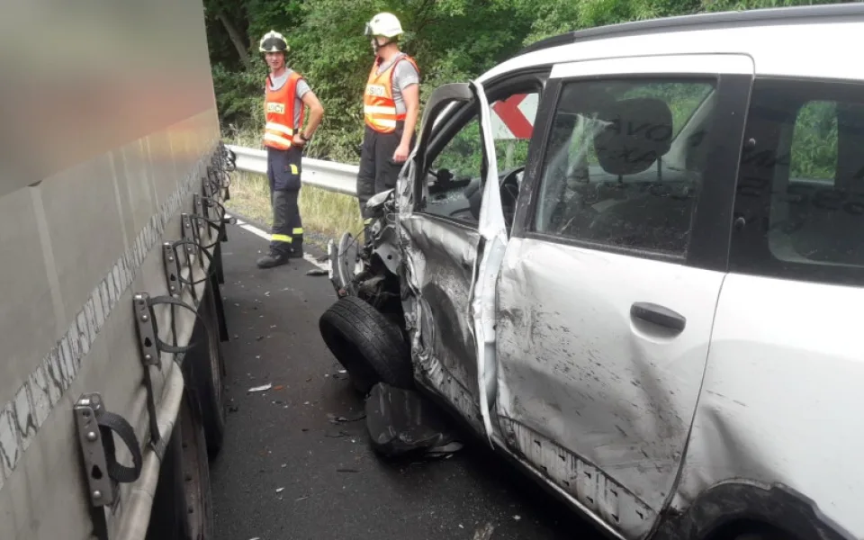 Kamion se střetl s osobním automobilem, na místě nehody zasahují záchranáři i hasiči