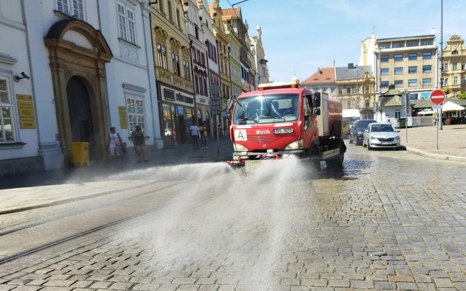 Kropící vůz vyjíždí do ulic v centru Plzně, jakmile teplota překročí třicítku