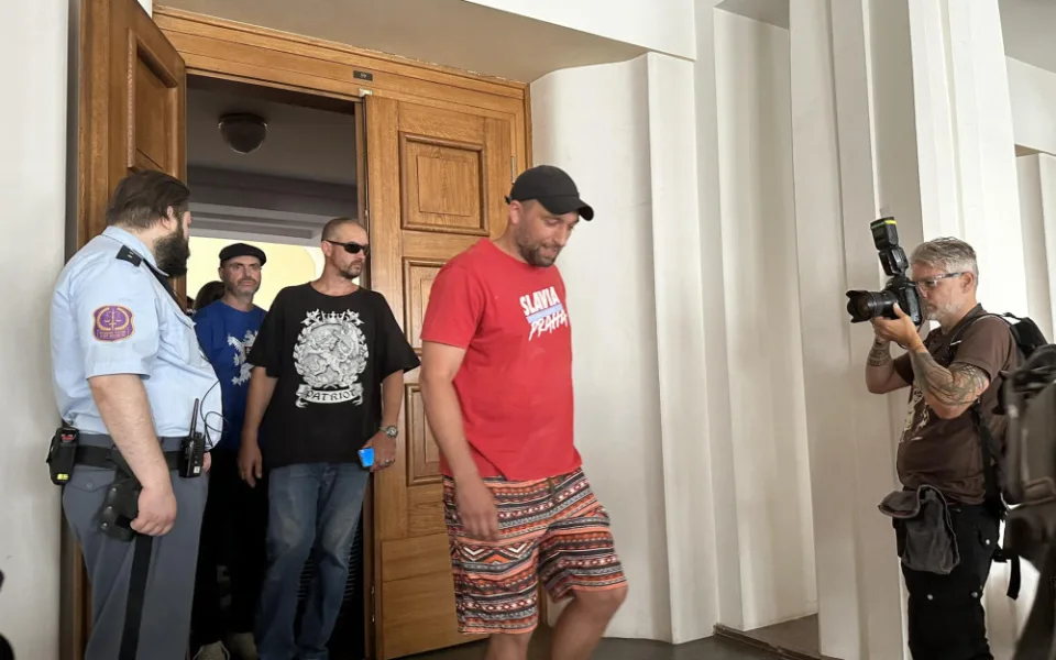 VIDEO: Jste fašisti zku*vení, prasata. Dezinfoscéna řádila v soudní síni, Čermák jde za mříže