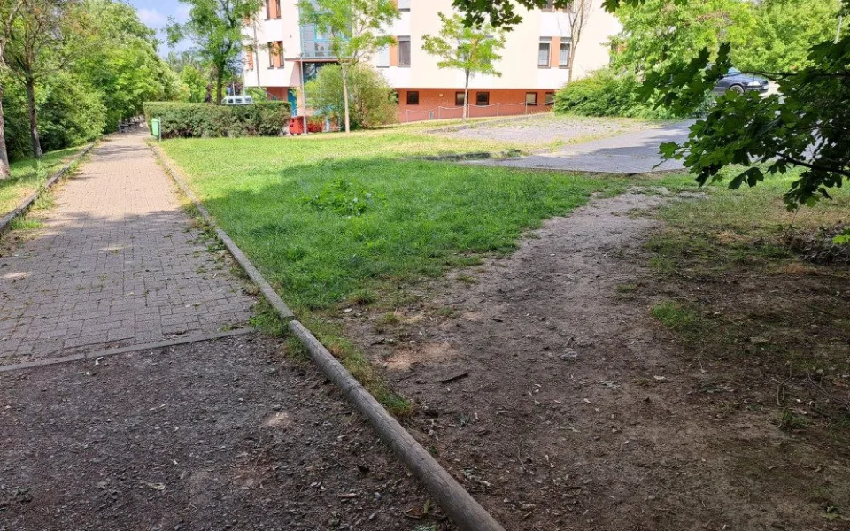 Z této vyšlapané cestičky u Domova pro seniory u sv. Jiří vznikne průšlap