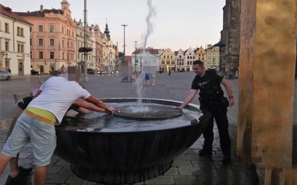 Vandalové poškozují při svých letních koupelích zlacené kašny na náměstí. Nejčastěji v nich řádí opilí Němci